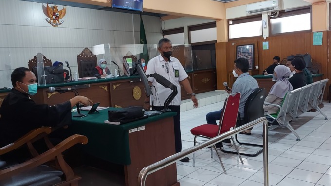 KRONOLOGIS: Enam saksi menceritakan detail pembunuhan di Songgoriti  kepada jaksa dan majelis hakim di Pengadilan Negeri Malang kemarin (27/2). (Biyan Mudzaky Hanindito/Radar Malang)