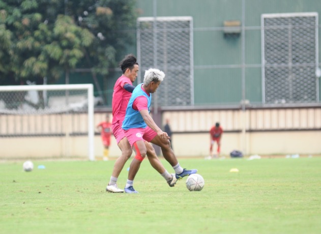 JAGA FAIR PLAY: Kushedya Hari Yudo (kanan) berebut bola dengan Renshi Yamaguchi di sesi game internal Arema FC, beberapa waktu lalu. (Media Officer Arema FC For Radar Malang)