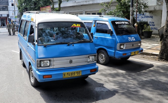 IKUT ATURAN: Angkot trayek Arjosari-Gadang melintasi Jalan Semeru saat satu arah. (suharto/radar malang)