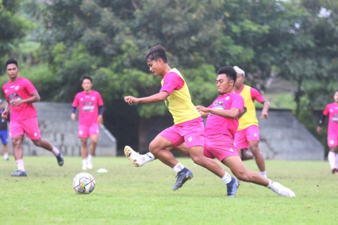 PROFESIONAL: Penggawa-penggawa Singo Edan melakoni latihan di Lapangan Universitas Brawijaya (UB), kemarin pagi (31/1). Mereka tetap menjaga fokus untuk laga selanjutnya melawan PSM Makassar.(Suharto/Radar Malang)