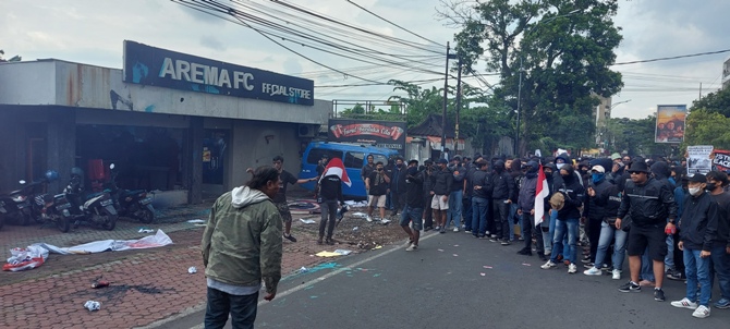PANAS: Aksi damai yang berlangsung di Kantor Arema FC kemarin (29/1) tak terkendali setelah terjadi pelemparan. (Biyan Mudzaky Hanindito / Radar Malang)