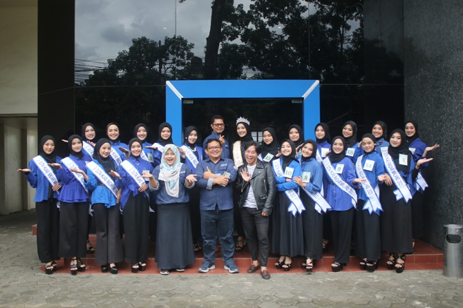 MENUJU GRAND FINAL: Direktur Jawa Pos Radar Malang Tauhid Wijaya (enam dari kiri) bersama 20 finalis Duta Hijab Radar Malang 2023 di halaman kantor Jalan Kawi, Kota Malang kemarin (31/1).(Suharto/Radarmalang)