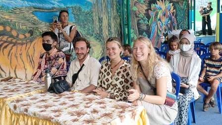 TERHIBUR: Wisatawan mancanegara menyaksikan pertunjukkan di Kampung Warna-Warni Jodipan beberapa waktu lalu.