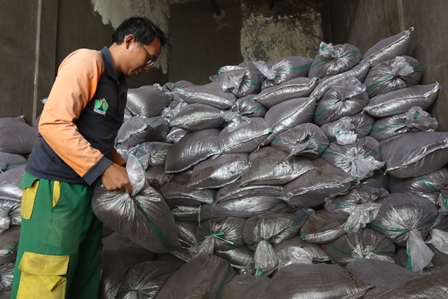 SAMPAH JADI PUPUK: Pekerja menata tumpukan karung berisi kompos di Tempat Pengolahan Sampah Terpadu (TPST) Supit Urang kemarin. Setiap hari, TPA menghasilkan 9,6 ton kompos.
