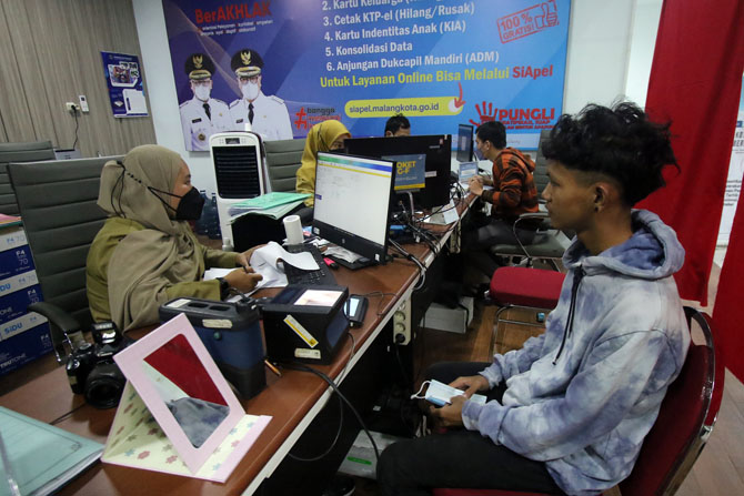 CEK : Proses pengurusan E-KTP di Kota Malang. Dispendukcapil Malang Raya sedang menggeber IKD. (Suharto/Radar Malang)
