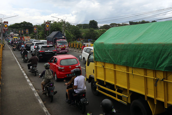 TUMPAHAN : Jika tengah kota lengang, maka Embong Brantas terpantau macet. (Darmono/Radar Malang)