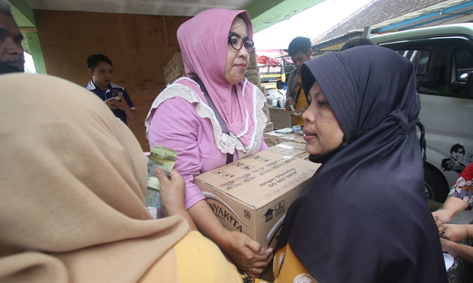 JUAL : Pembelian minyak goreng murah bersubsidi akan memakai KTP. (Suharto/Radar Malang)