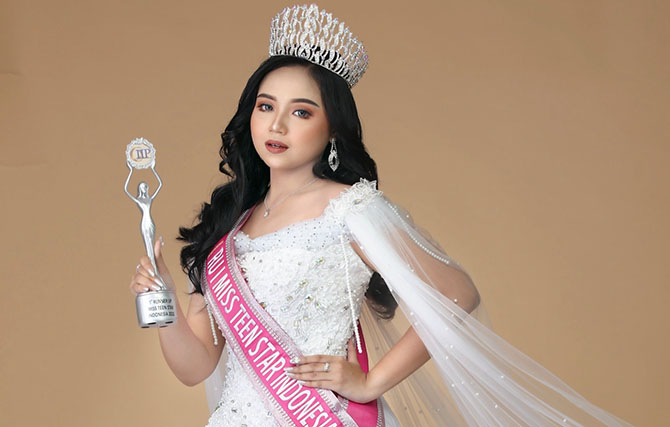 BANYAK MENDAPAT SUPPORT: Elizabeth Nathalia Indah berpose dengan selempang yang dia dapatkan bulan Januari lalu.(Elizabeth Nathalia Indah For Radar Malang)