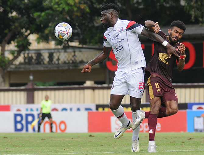 KERAN GOL MAMPET: Abel Camara (kiri) ditempel ketat pemain belakang PSM Makassar di laga kemarin sore. Singo Edan kembali menelan kekalahan di laga tersebut.(Media Officer Arema FC For Radar Malang)
