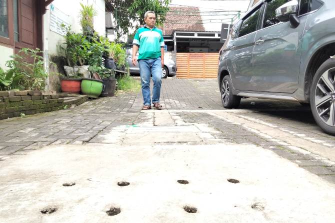 LUBANG : Sumur resapan di permukiman warga kawasan Kota Malang. (Nabila Amelia/Radar Malang)