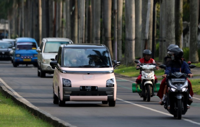MENJAMUR: Mobil listrik Wuling Air EV melintas di Jalan Besar Ijen. (DARMONO/RADAR MALANG)