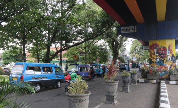BIANG MACET: Kolong flyover Arjosari menjadi salah satu lokasi yang dijadikan terminal bayangan oleh para sopir angkot demi mendapatkan penumpang.