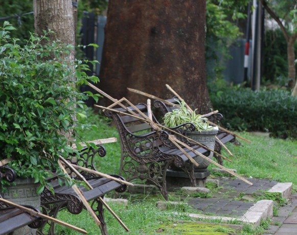 TERSEGEL: Bangku Taman Ijen masih disegel dengan bambu. (darmono/radar malang)