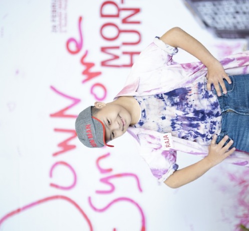 SAMBIL SENYUM: Anak penyandang down syndrome bergaya saat fashion show di Hotel Grand Mercure Malang Mirama, kemarin siang (26/2). Panitia acara sengaja memberikan kesempatan agar mereka bisa percaya diri. (Denmas Sapto for radar Malang)