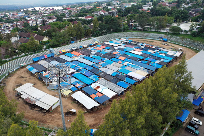 BAKAL DIPERBAIKI: Area dalam Stadion Gelora Brantas menjadi tempat relokasi pedagang Pasar Kota Batu sejak 11 November 2021. Rencana revitalisasi stadion itu terus dimatangkan.(Darmono / Radar Malang)