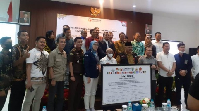 IKAT KOMITMEN: Deklarasi pemilu damai yang digelar Bawaslu Kabupaten Malang bersama stakeholder Pemilu 2024 di Grand Kanjuruhan Resort Hotel and Convention Hall, kemarin (14/2). (INDAH MEI YUNITA/RADAR MALANG)