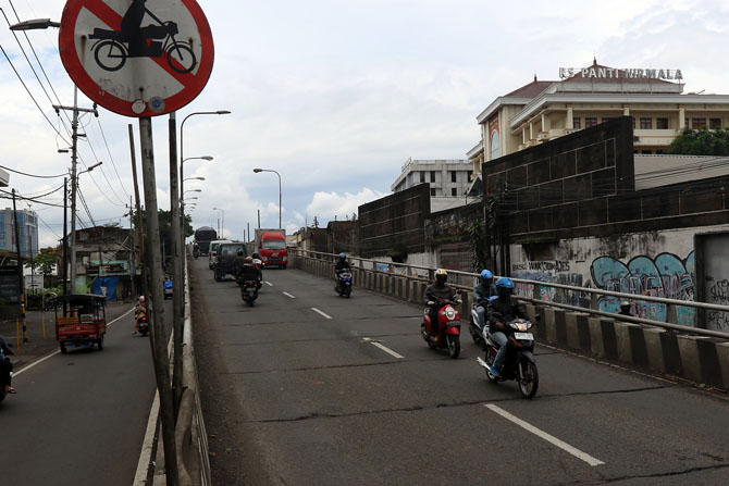 Beberapa kendaraan roda dua melintasi flyover Mergosono