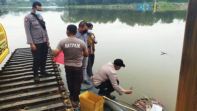 BAYI MALANG: Jasad bayi laki-laki ditemukan petugas di Bendungan Sengguruh, Kabupaten Malang, kemarin siang (4/2). (BPBD Kabupaten Malang For Radar Malang)