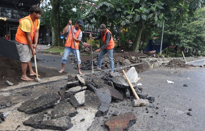 JALUR : Perbaikan jalan Simpang Ijen Kota Malang bulan lalu. Salah satu alokasi dana transfer adalah peningkatan infrastruktur. (Darmono/Radarmalang)