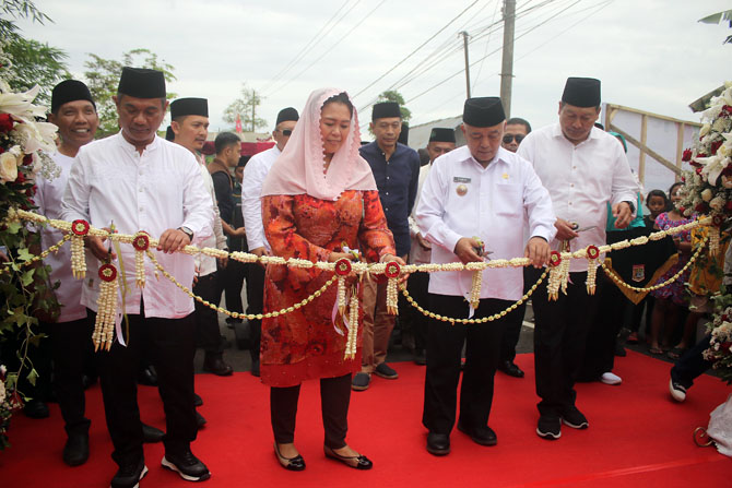 JALAN NAMA PRESIDEN: Dari kiri, Ketua DPRD Kabupaten Malang Darmadi, Bupati Malang HM Sanusi, putri presiden ke-4 RI Abdurrahman Wahid Yenny Wahid, dan Wakil Bupati Malang Didik Gatot Subroto menggunting pita sebagai simbol peresmian jalan KH Abdurrahman