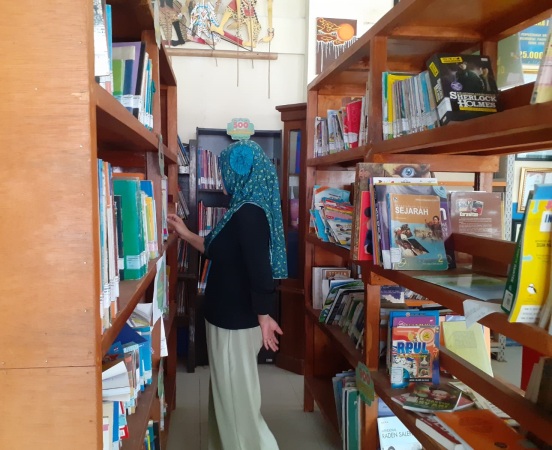 JADI RUJUKAN: Koleksi buku di Perpustakaan Desa Gampingan Gemar Membaca, Kecamatan Pagak. (INDAH MEI YUNITA/RADAR MALANG)