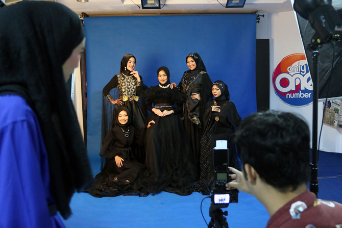 MAHIR JAGA PENAMPILAN: Finalis Duta Hijab Radar Malang 2023 menjalani sesi photoshoot yang kedua dengan gaun dari Olla.id milik Fadillah Cahyaning, kemarin. Sebelumnya, mereka juga mengikuti sesi beauty class yang dibawakan Viva Cosmetics.(Darmono/Radar M