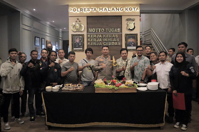BERSAMA : Tasyakuran sederhana untuk peringatan Hari Pers Nasional digelar di lobi markas Polresta Malang. (Ist)