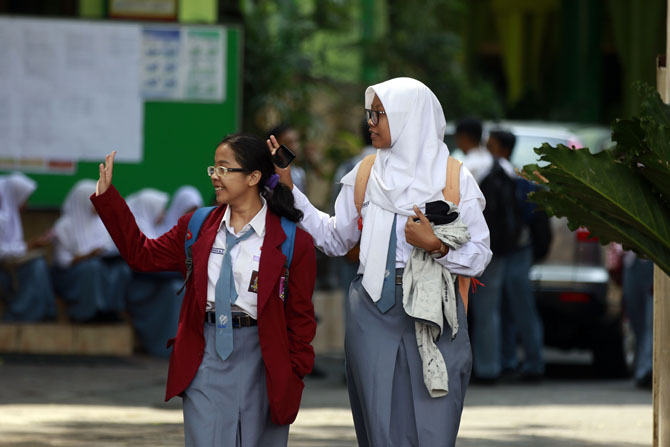 DAFTAR :siswa-siswi di Kota Malang saat pulang sekolah. Malang)