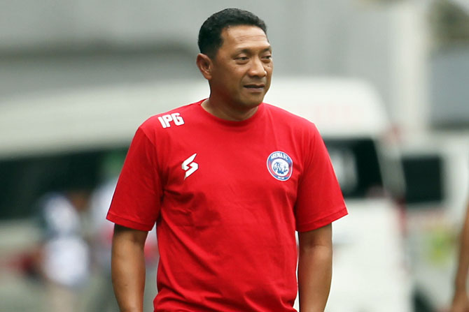 Pelatih Arema FC I Putu Gede Dwi Santoso pada laga melawan Rans Nusantara FC di Stadion Pakansari, Kabupaten Bogor, Jawa Barat, Rabu (8/2/2023). HARITSAH ALMUDATSIR/JAWA POS