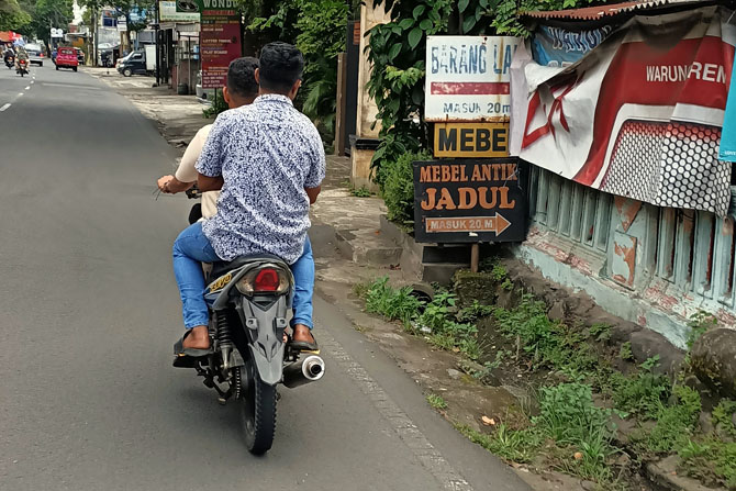 TANPA PLAT : Pengendara motor tanpa helm. Demi menangkal pemotor yang mencopot plat nomor.(Suharto/Radar Malang)