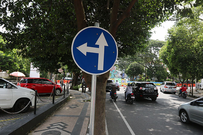 BERTAHAP: Rambu-rambu baru telah terpasang di Jalan Semeru, Kelurahan Oro-Oro Dowo, Kecamatan Klojen. Total ada tiga titik yang telah dipasangi rambu permanen.(Darmono/Radar Malang)
