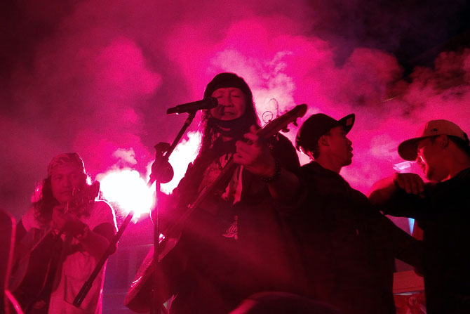 KARYA : Anto Baret bernyanyi dan bermain musik di antara Arek Malang yang berkumpul. (Galih/Radar Malang)