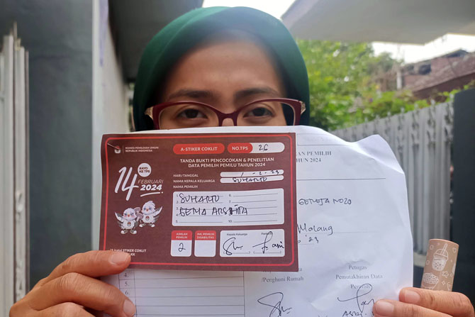BANYAK PROBLEM: Salah satu warga menunjukkan penanda tahap pencocokan dan penelitian (coklit) yang telah dilakukan KPU Kota Malang. (Suharto / Radar Malang)