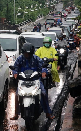 Jalan Ranugrati menjadi kawasan langganan macet. Dishub mengusulkan kawasan tersebut untuk dilebarkan (Suharto/Radar Malang)