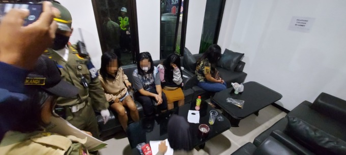 SANKSI DENDA: Enam perempuan Open BO terjaring razia di salah satu penginapan kawasan Tlogomas, Kecamatan Lowokwaru pada Selasa malam (14/3)