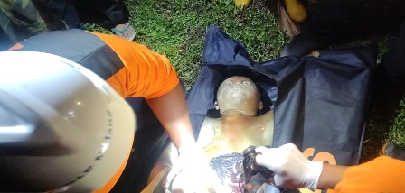 HANYUT: Tim Basarnas mengevakuasi jasad santri ponpes Al Aziz yang ditemukan mengambang di sungai Kanigoro, Kepanjen kemarin (11/3).