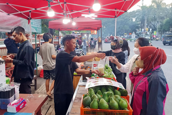 PASAR RAMADAN: Pasar takjil di Jalan Soekarno Hatta, beberapa tahun lalu dijubeli pengunjung. Hal itu mengakibatkan kemacetan arus lalu lintas. (Suharto/Radar Malang)