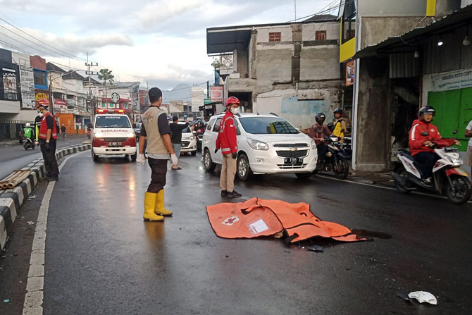 LAKA : Petugas ambulans menutup jenazah korban kecelakaan (Ngalam 112 Kota Malang/Radar Malang)