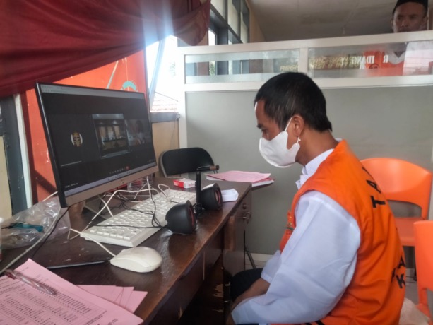 MENYESAL: Mohammad Anam mengikuti sidang pembacaan tuntutan secara daring dari Lapas Lowokwaru kemarin. ( KEJARI KABUPATEN MALANG FOR RADAR MALANG )