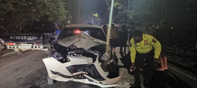 AKIBAT BENTURAN KERAS: Polisi menandai lokasi kecelakaan di depan mobil Daihatsu Sigra yang rusak parah pada Kamis jelang tengah malam (16/3).