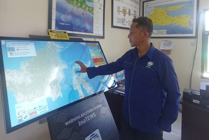 DETEKSI GEMPA: Bagian Operasional BMKG Stasiun Geofisika Karangkates Sarkoni menunjukkan alat penerima informasi gempa bumi dan peringatan dini tsunami. (Hanif/Radar Malang)