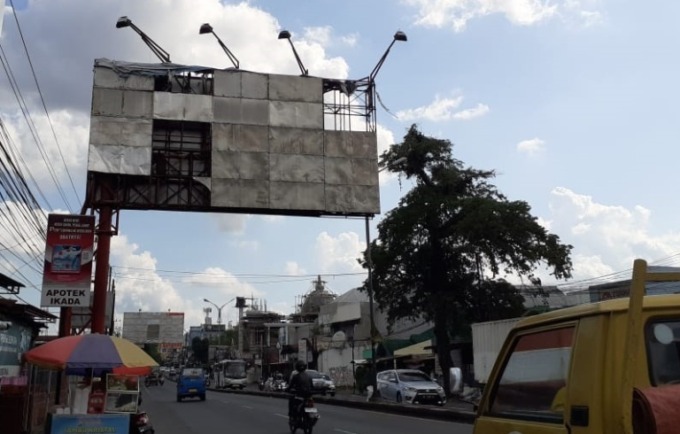 KURANG DIMINATI: Salah satu spot papan reklame yang terlihat kosong karena belum disewa untuk iklan di kawasan Kecamatan Singosari. (INDAH MEI YUNITA/RADAR MALANG)