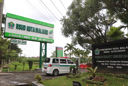 MAKSIMALKAN LAYANAN: Ambulans memasuki halaman RSUD Kota Malang kemarin. Tahun ini, RS di Bumiayu, Kecamatan Kedungkandang bakal disuntik dana Rp 300 juta. (Darmono/Radar Malang)