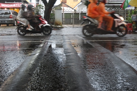 WASPADA: Dua pengendara melintasi pita kejut di Jalan Hamid Rusdi, Bunulrejo, Jumat lalu (24/3). Ketebalannya melebihi standar yang ditetapkan Kemenhub RI.