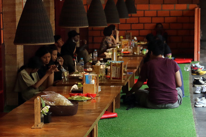 RESTO : Pengunjung menikmati hidangan di restoan ocean garden jl trunojoyo kota malang. (Darmono/Radar Malang)