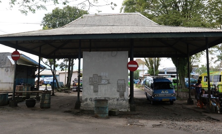 INFRASTRUKTUR: Pintu gerbang di Terminal Arjosari area angkot bakal diperbaiki oleh Pemkot Malang. (Darmono/Radar Malang)