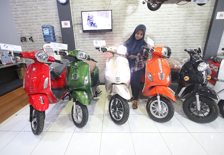 BISNIS OTOMOTIF: Motor listrik dipajang berderet di dealer Mitra Sejati Bike di Jalan JA. Suprapto. (darmono/radar malang)