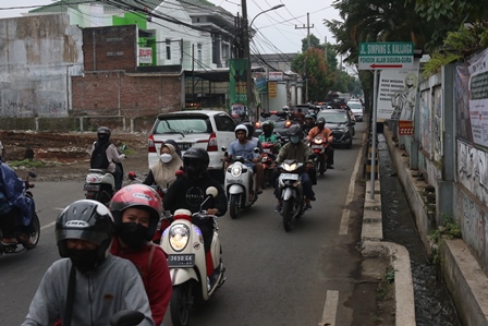 JALAN SEMPIT: Kendaraan yang melintas di Jalan Simpang Sunan Kalijaga tidak bisa melaju cepat kemarin. Kawasan ini masuk daftar pelebaran jalan (Darmono/Radar Malang).