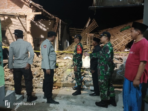 HANCUR: Bhabinkamtibmas Polsek kasembon dan personel TNI mengecek lokasi rumah hancur pascaledakan petasan, Sabtu (11/3)/ (istimewa)