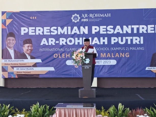 PERESMIAN: Bupati Malang H M. Sanusi memberikan sambutan dalam acara peresmian gedung Ar-Rohmah Putri IIBS, Jumat (3/3).